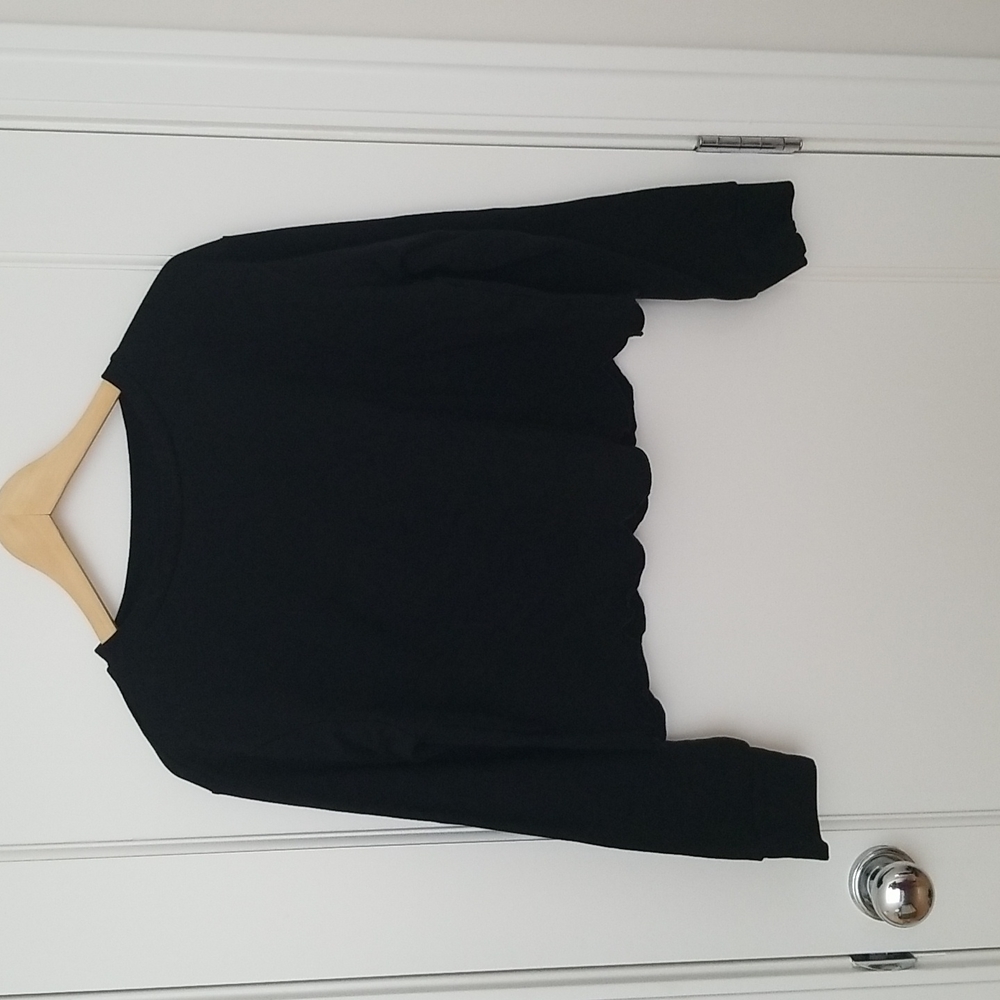 ⭐ 2/$10 Black Long Sleeved Crop Top